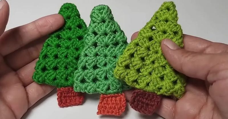 Easy Christmas Tree Ornament With Granny Squares free crochet pattern by Tuba Arslan