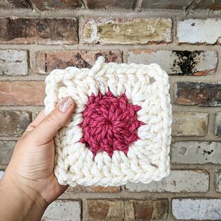 Beginner Granny Square (Bulky) free crochet pattern by Elena Navarro (Ravelry)