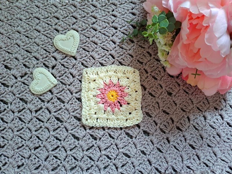 Flower Granny Square free crochet pattern by Selina Veronique