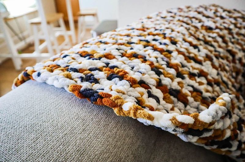 Chunky Crochet Blanket for Beginners free crochet pattern by Sigoni Macaroni