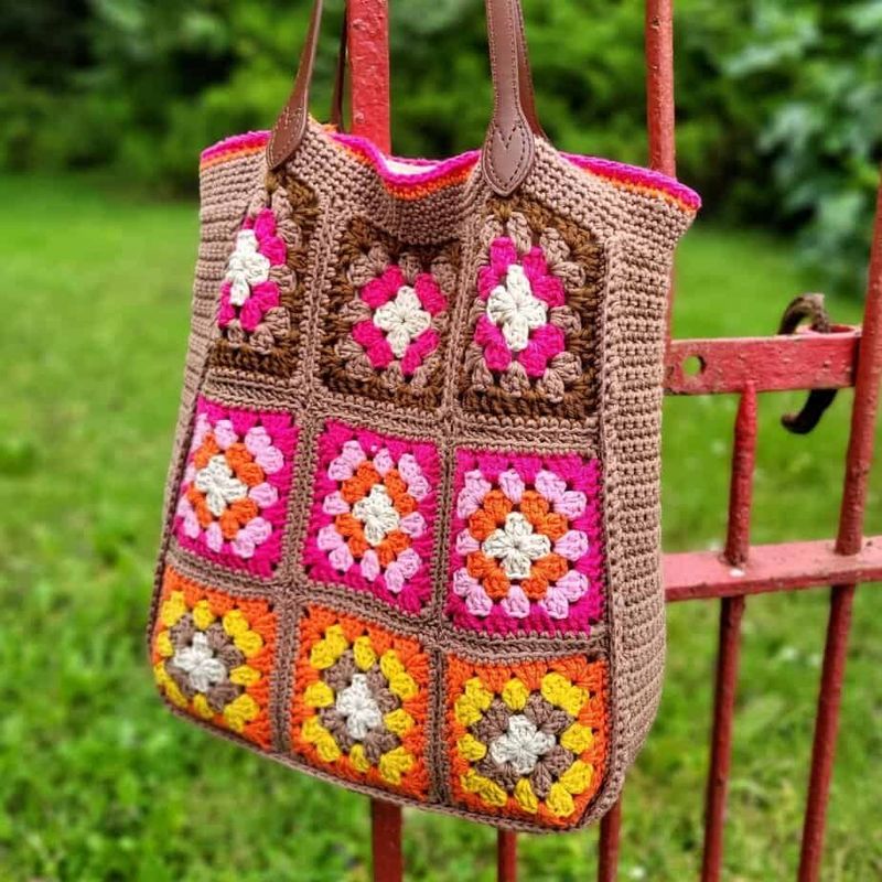 Colorful Granny Square Tote free crochet pattern by Carmen