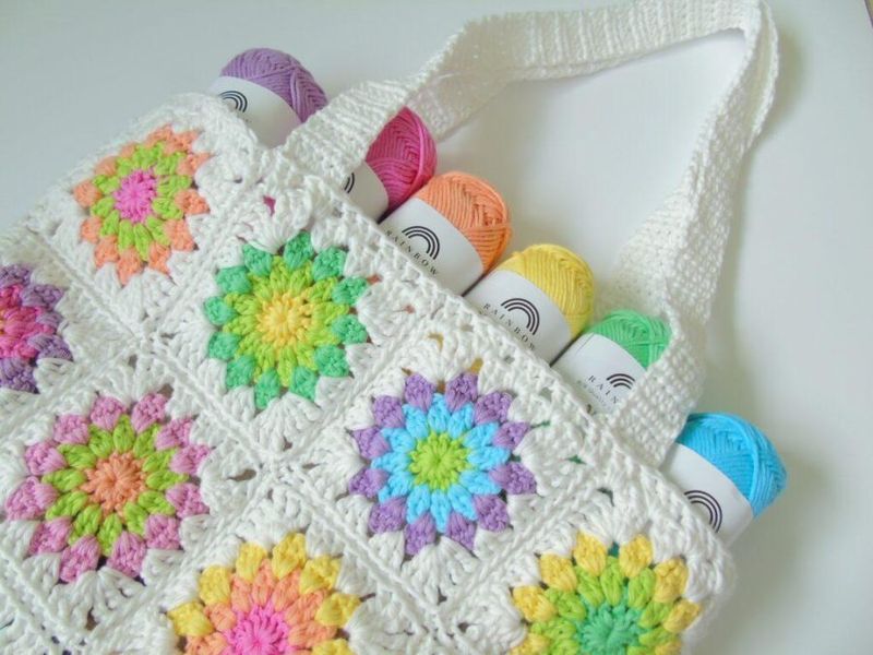 Starburst Summer Tote free crochet pattern by Hannah (@hannahdaisycrochet), guest post on Bella Coco Crochet