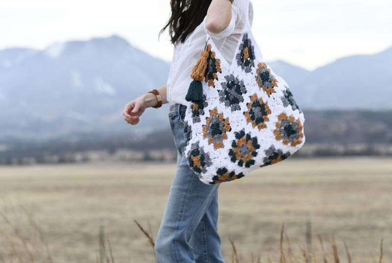 Magnolia Granny Square Bag free crochet pattern by Jessica