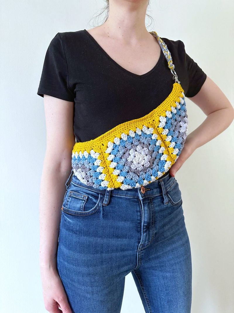 Granny Square Crossbody Bag free crochet pattern by Truly Crochet