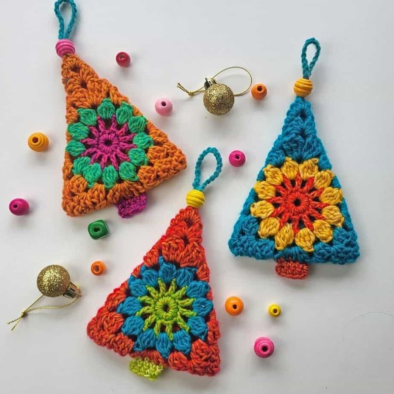 Jolly Bauble Christmas Tree Ornament free crochet pattern by Carmen Heffernan