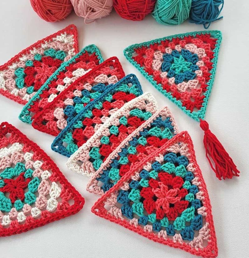 Granny Joy Christmas Bunting free crochet pattern by Carmen