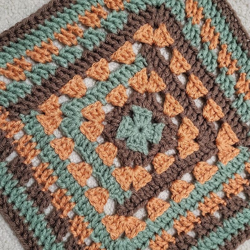 Log Cabin Granny Square free crochet pattern by Lindsey Stephens