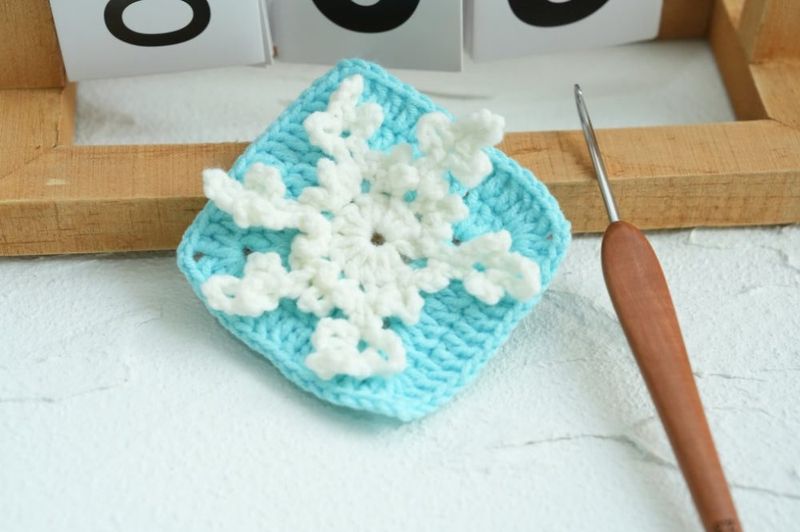 Snowflake Granny Square (Loopara) free crochet pattern by Loopara